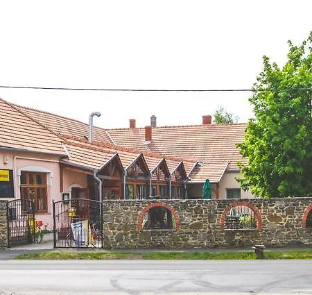 Borostyankert Etterem & Vendeghaz Hotell Sitke Exteriör bild