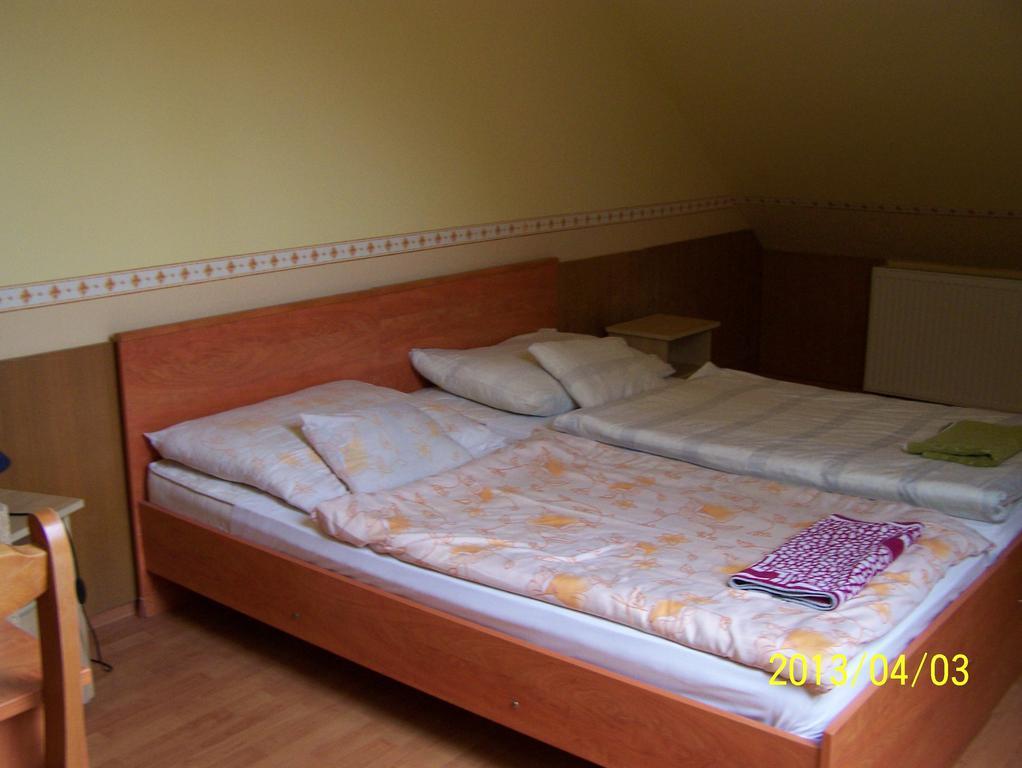 Borostyankert Etterem & Vendeghaz Hotell Sitke Rum bild