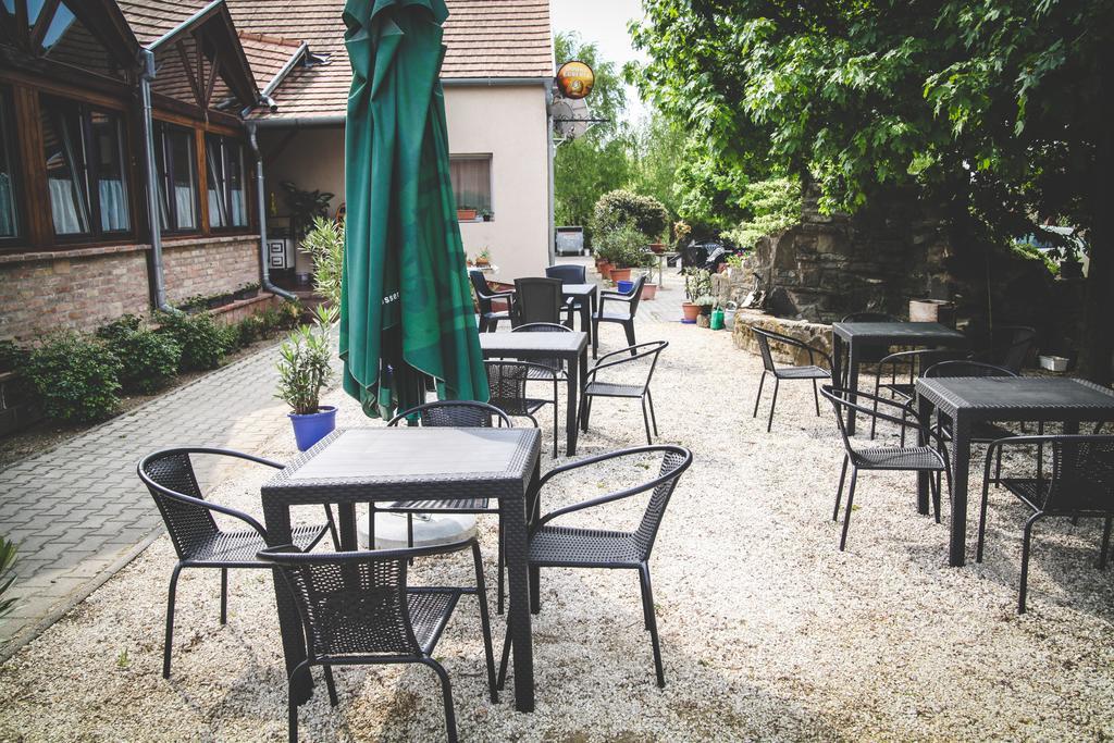 Borostyankert Etterem & Vendeghaz Hotell Sitke Exteriör bild