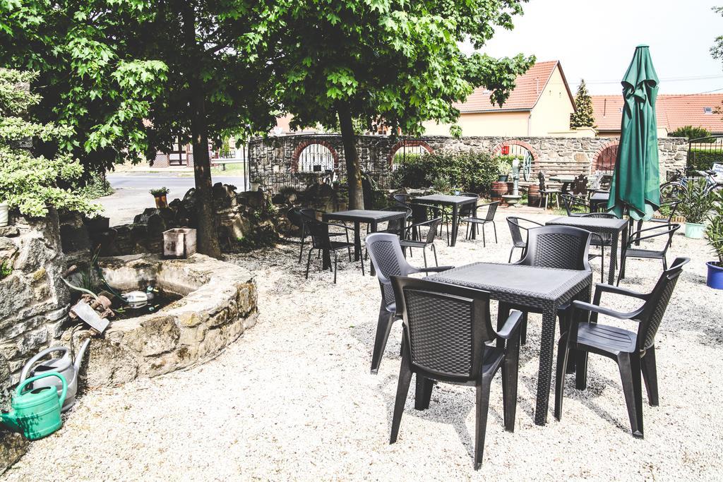 Borostyankert Etterem & Vendeghaz Hotell Sitke Exteriör bild