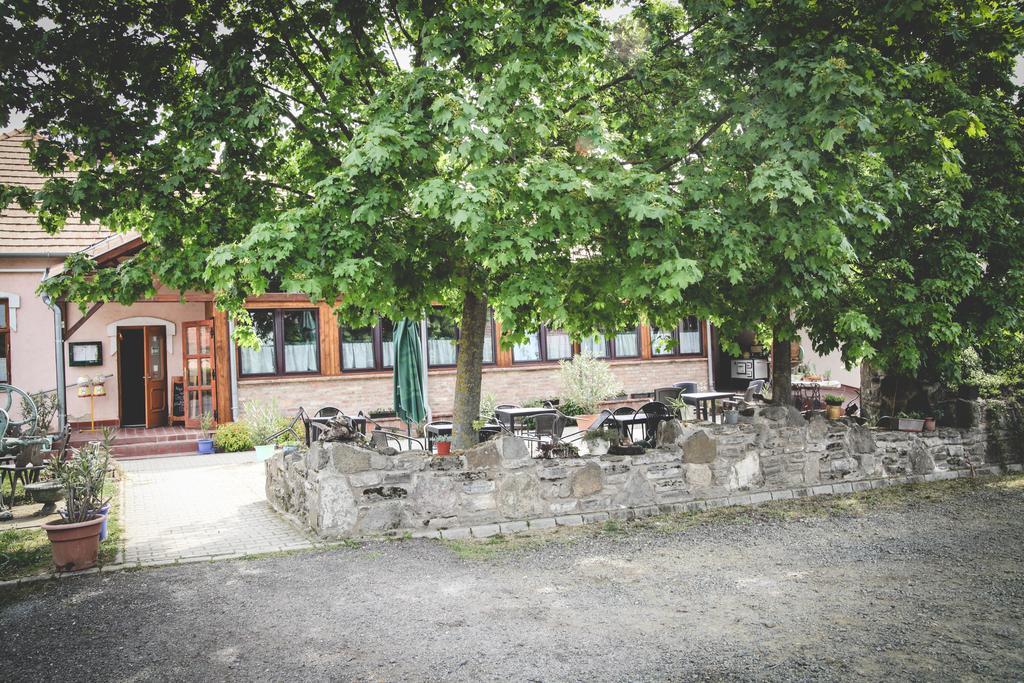 Borostyankert Etterem & Vendeghaz Hotell Sitke Exteriör bild