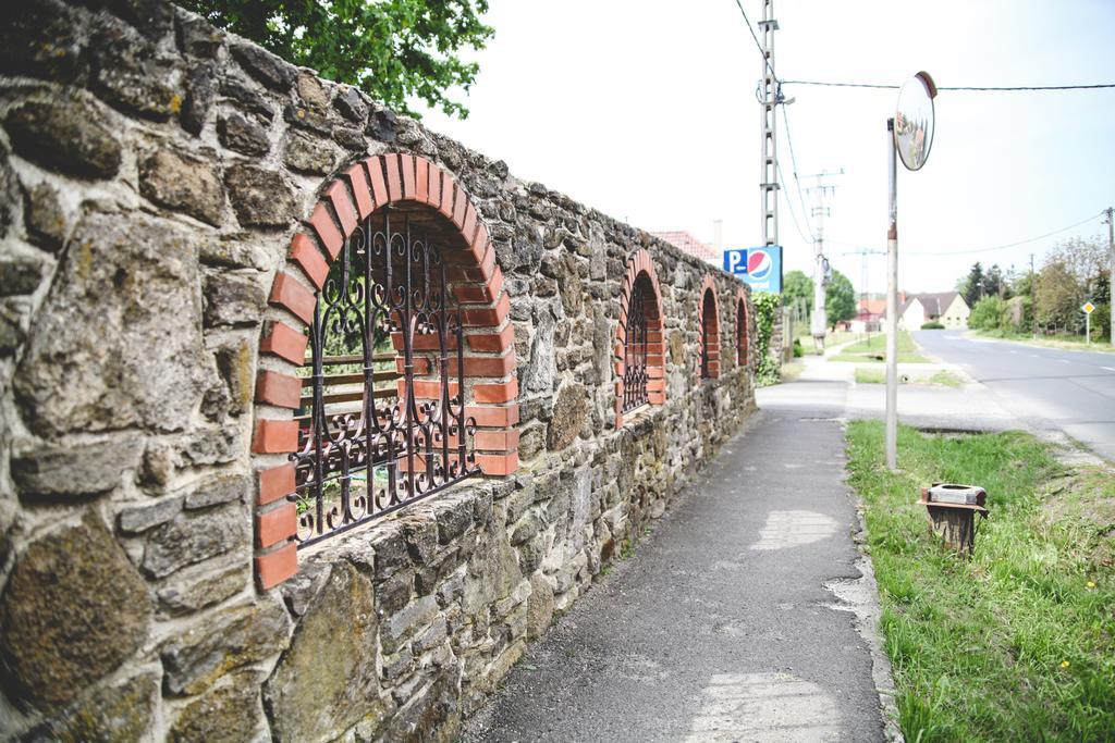 Borostyankert Etterem & Vendeghaz Hotell Sitke Exteriör bild