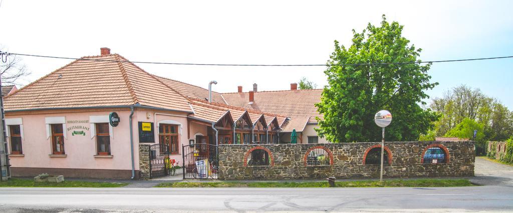 Borostyankert Etterem & Vendeghaz Hotell Sitke Exteriör bild