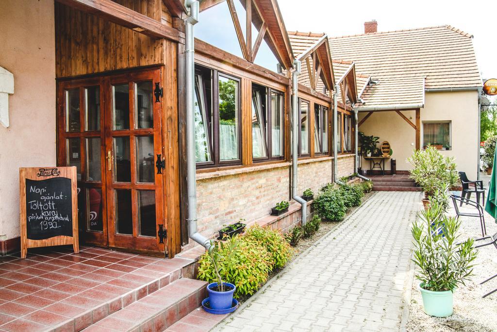 Borostyankert Etterem & Vendeghaz Hotell Sitke Exteriör bild