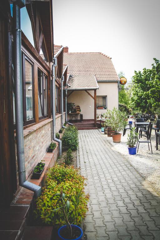 Borostyankert Etterem & Vendeghaz Hotell Sitke Exteriör bild