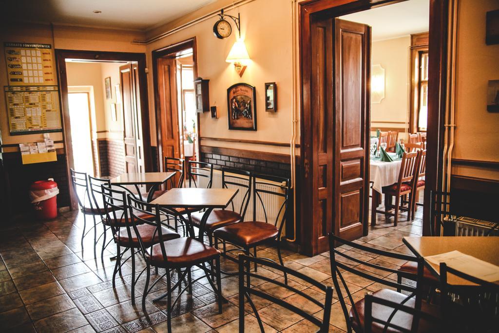 Borostyankert Etterem & Vendeghaz Hotell Sitke Exteriör bild